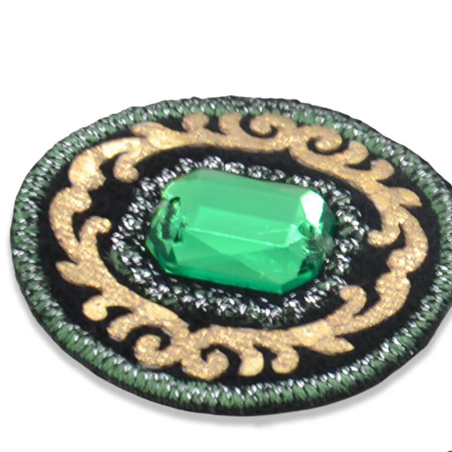 Parche bordado con piedra facetada verde y detalles dorados