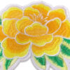 Parche decorativo de flor amarilla bordada.
