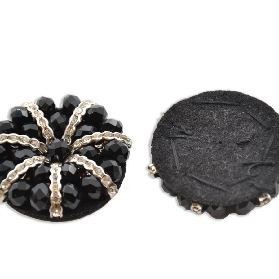 265858031-boton-decorativo-con-cristales-facetados Botón decorativo negro con abalorios plateados