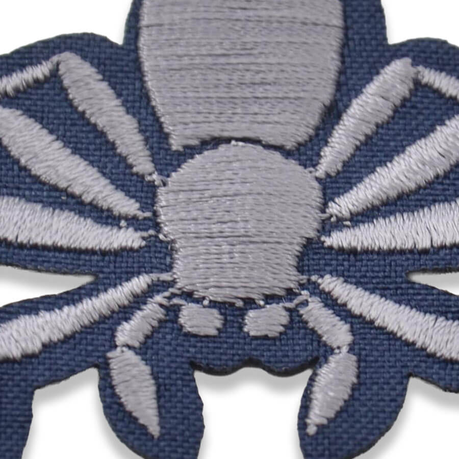 360AD300-aplique-arana-bordada-gris Parche decorativo con diseño de araña