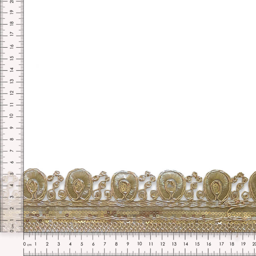 Galón de encaje con lentejuelas en color plata para confección