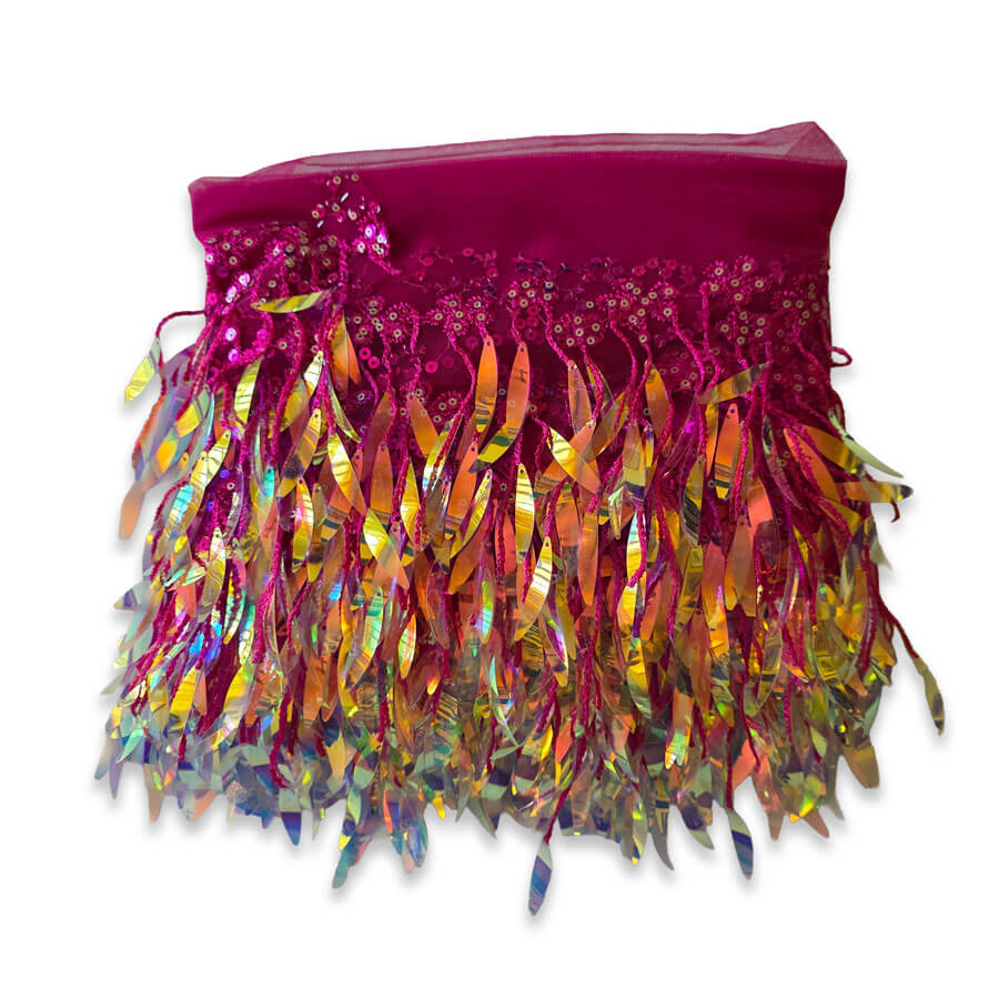 Detalle del fleco de lentejuelas y paillets alargados irisados